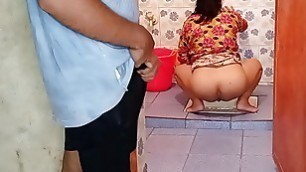 Bhabhi calls young brother watching secretly in bathroom XXX Bathroom Sex