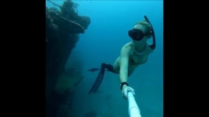 Female Freedivers un a Sea